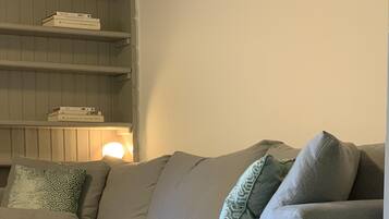 Smart-TV, BĂŒcher, Musikbibliothek, Stereoanlage