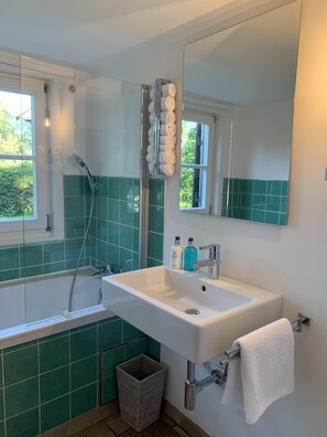 Een bad/douchecombinatie, een haardroger, een bidet, handdoeken