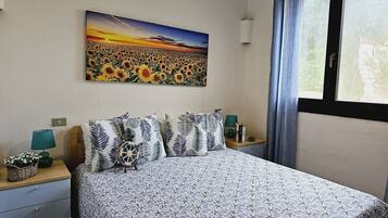 Căn hộ tiện nghi đơn giản, 2 phòng ngủ (With Washing Machine) | Bàn