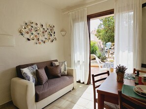 Comfort appartement, 2 slaapkamers (With Washing Machine) | Woonruimte | Een 32-inch lcd-televisie met digitale zenders en televisie