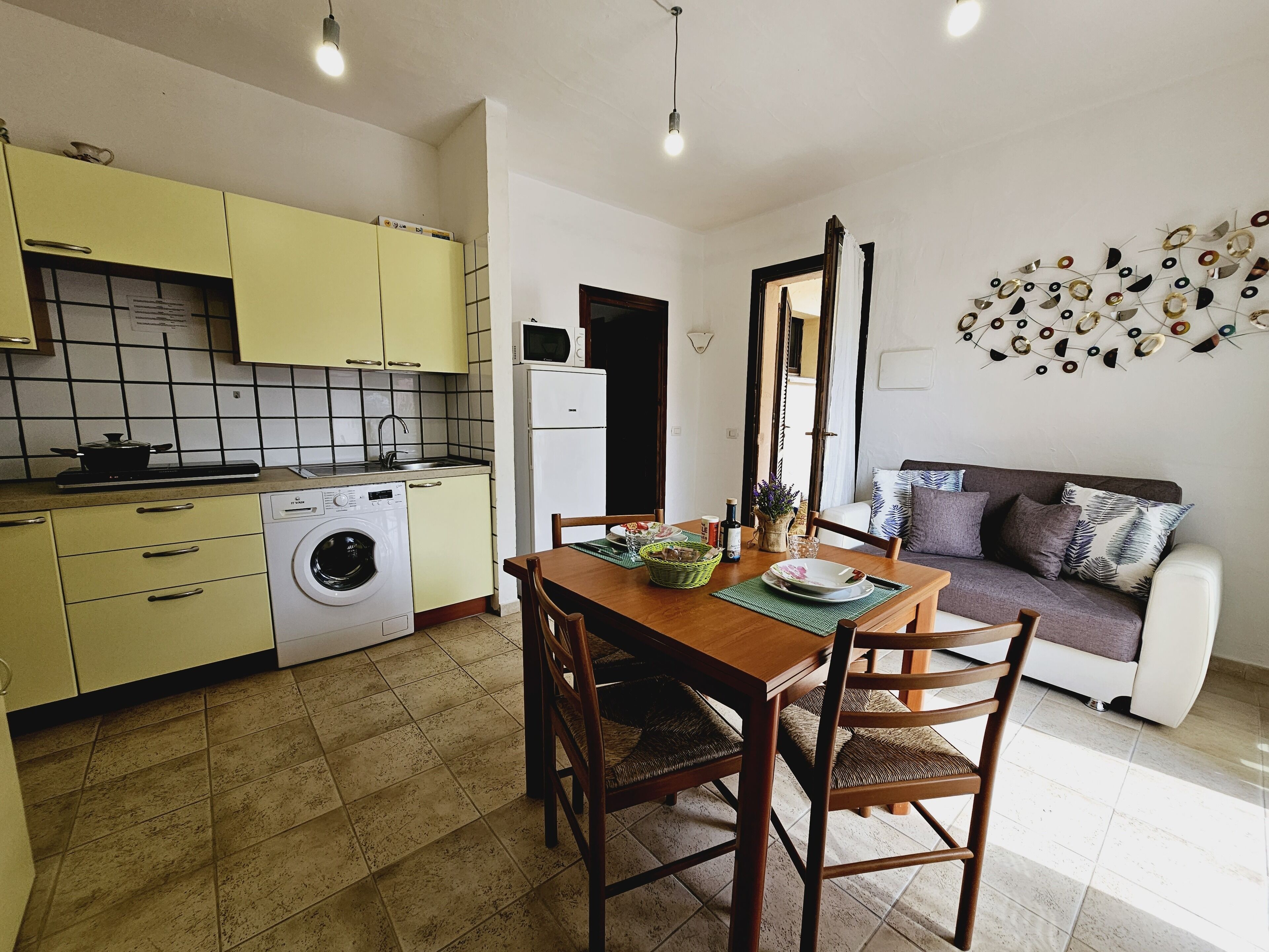 Apartamento conforto, 2 quartos (With Washing Machine) | Área de estar | TV LCD 32 polegadas com canais digitais, TV