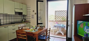 Comfort appartement, 2 slaapkamers (With Washing Machine) | Privékitchenette | Een koelkast met diepvriezer, een kookplaat, een waterkoker