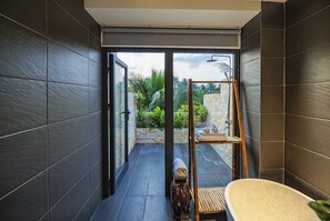 Douche hydromassante, articles de toilette gratuits, sèche-cheveux