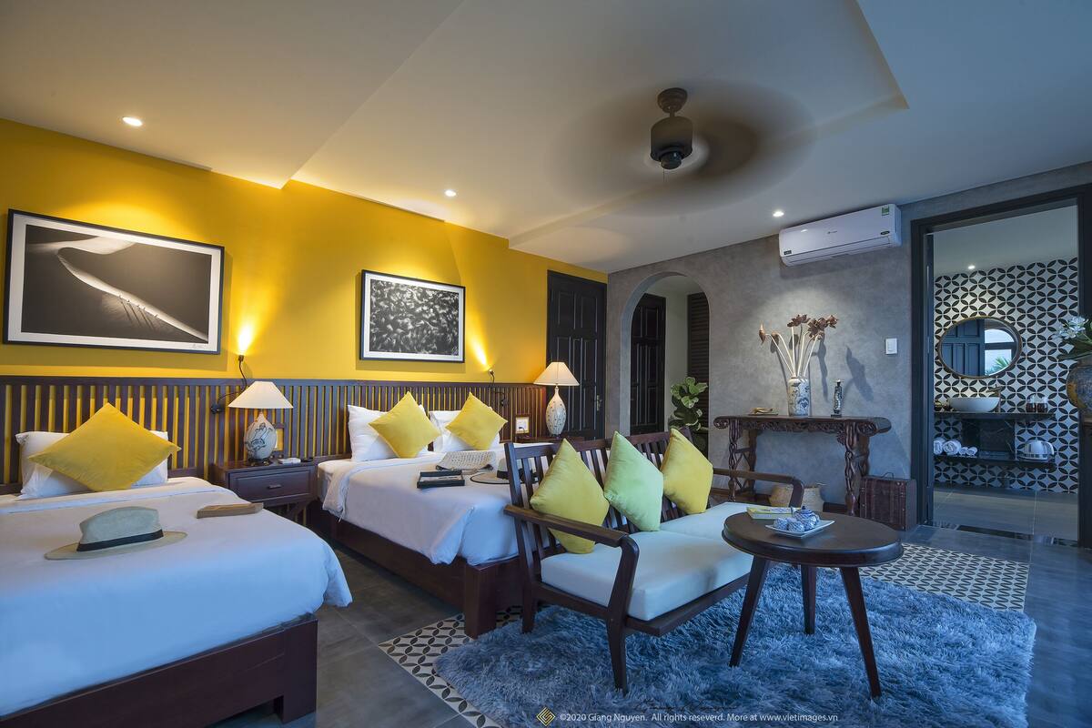 Pillowtop beds, minibar, desk, blackout drapes
