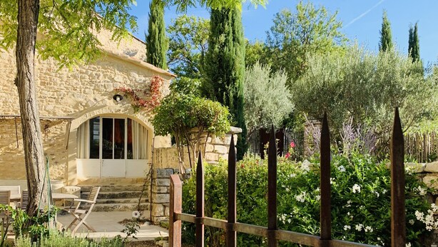 A stone building with a patio and outdoor seating. - House with Provencal charm for lovers of authenticity. (Saignon)