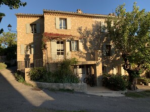 Exterior - House with Provencal charm for lovers of authenticity. (Saignon)