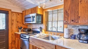 Fridge, microwave, oven, stovetop - Carruth Cottage - Studio APT, Walk to Lake Junaluska Conference Center, Lake (Lake Junaluska)