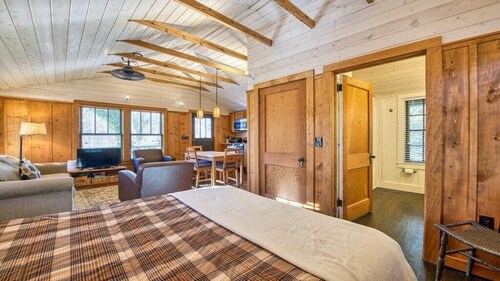 NOUVELLE LOCATION!  Studio Carruth Cottage pour 4 personnes. Promenade au centre de conférence du lac Junaluska, lac, roseraie
