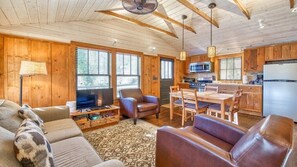 TV - Carruth Cottage - Studio APT, Walk to Lake Junaluska Conference Center, Lake (Lake Junaluska)