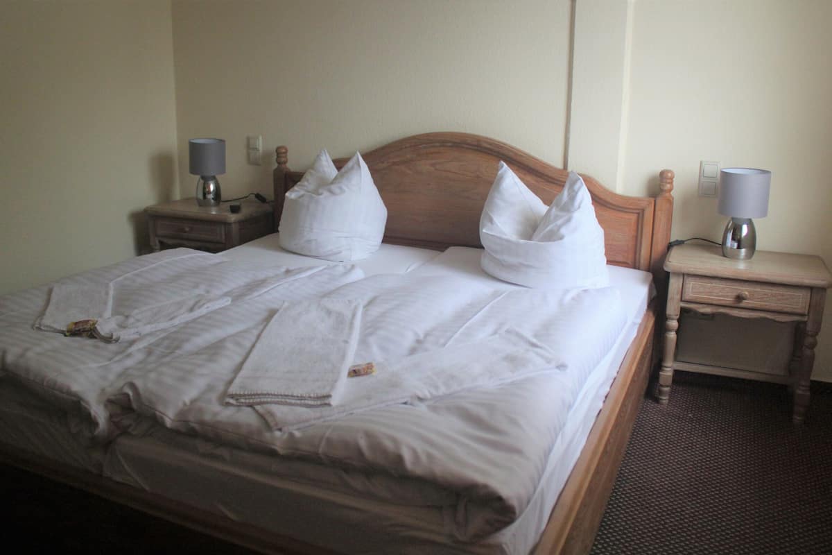 Double Room | Individually decorated, individually furnished, blackout drapes