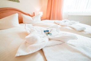 Individually decorated, individually furnished, blackout curtains - Milde Hotel (Kalbe)