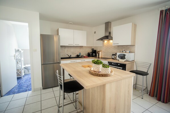 Apartment, 1 Bedroom (Le Dixmude) | Dapur peribadi | Peti sejuk/penyejuk beku saiz penuh, ketuhar gelombang mikro, ketuhar 