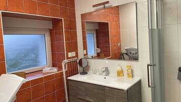 Apartment, 1 Queen Bed | Bathroom