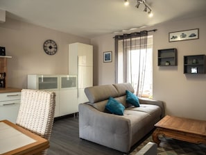 Apartment, 2 Schlafzimmer (Le Cabestan) | Wohnbereich | Flachbildfernseher