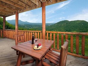 Outdoor dining - Above It All: Luxury Resort Cabin - Brand New Hot Tub - Overlooks Dollywood (Sevierville)