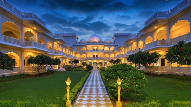 Un hotel elegante con un patio central, varios balcones y una gran cúpula.