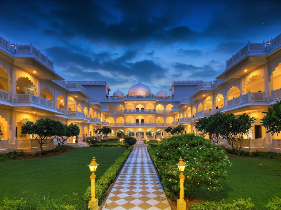 Fachada da propriedade à noite