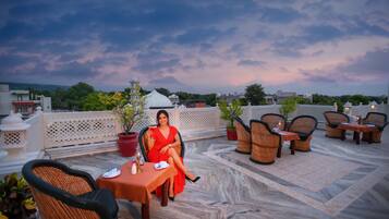 2 restaurants, breakfast served