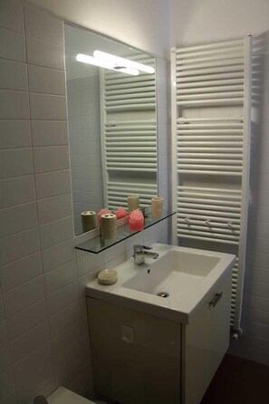Apartment, 1 Bedroom | Bathroom | Shower, towels - Flats4Rent Delia (Verona)