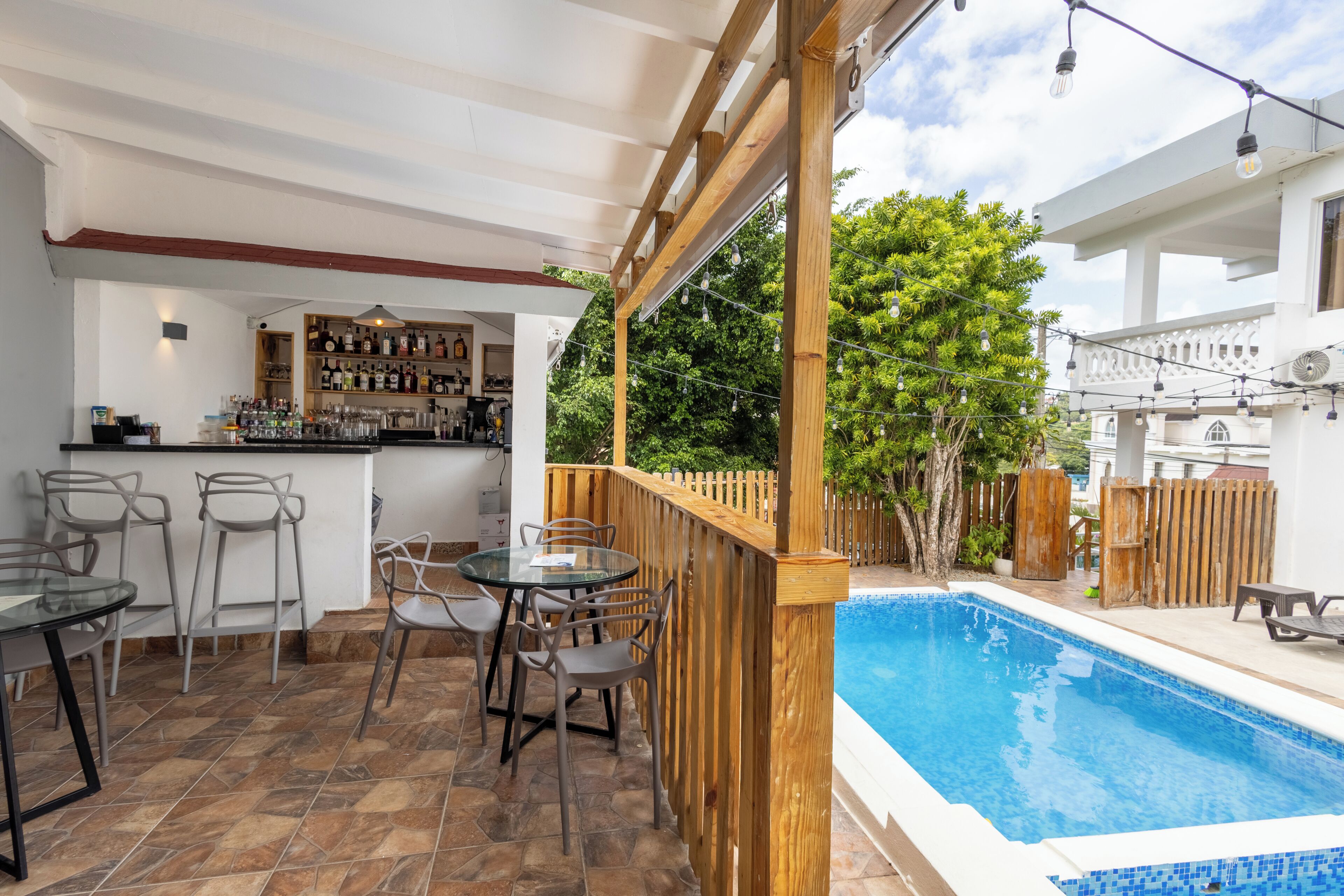 Bar en bord de piscine