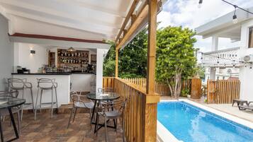 Bar en bord de piscine