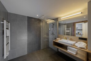 Premier Studio | Bathroom | Shower, rainfall showerhead, hair dryer, towels - Adoro Aparthotel (Bühl)