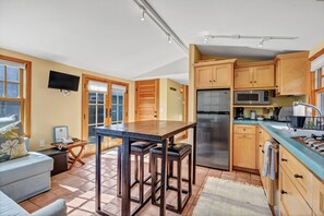 Kühlschrank, Mikrowelle, Herdplatte, Geschirrspüler