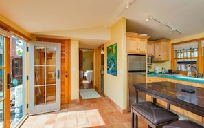 Kühlschrank, Mikrowelle, Herdplatte, Geschirrspüler