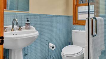 Douche, sĂšche-cheveux, serviettes fournies, savon