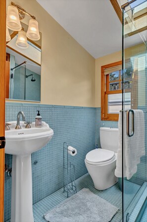 Dusche, Haartrockner, Handtücher, Seife