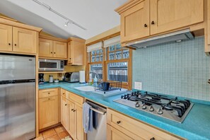 Jääkaappi, mikroaaltouuni, liesi, astianpesukone