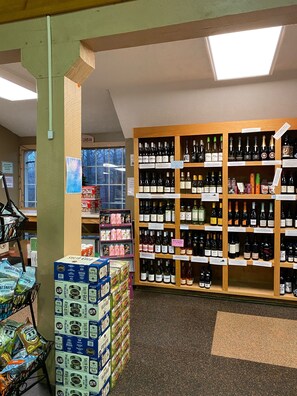 Gift shop - Cozy Mountain vibes @ Dobie condos, - location location location! (Wintergreen Resort)