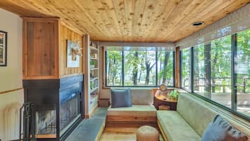 Smart TV, fireplace, Netflix, Hulu