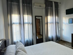 Comfort Double Room, Shared Bathroom, City View (3) | Minibar, desk, soundproofing, iron/ironing board - Apartamento El Duque (Córdoba)