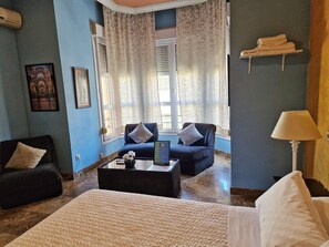 Deluxe Double Room, Private Bathroom, City View (5) | Minibar, desk, soundproofing, iron/ironing board - Apartamento El Duque (Córdoba)