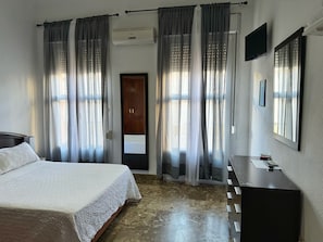 Comfort Double Room, Shared Bathroom, City View (3) | Minibar, desk, soundproofing, iron/ironing board - Apartamento El Duque (Córdoba)