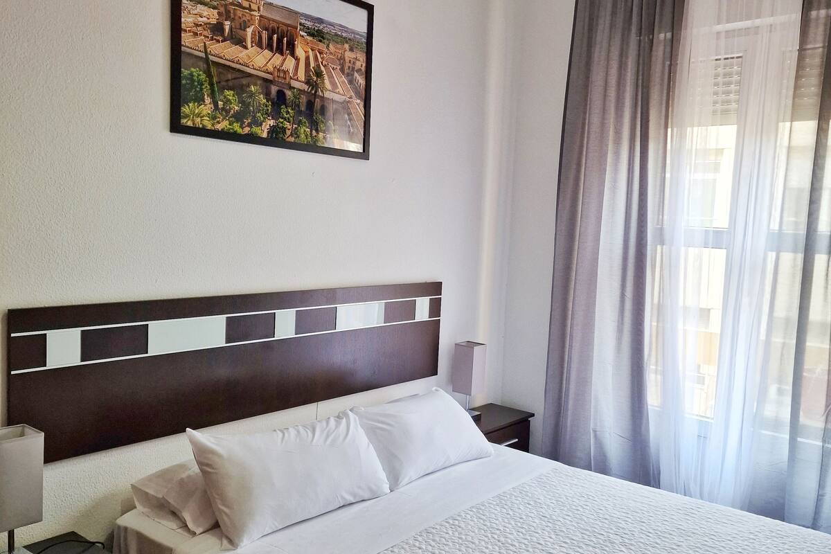 Chambre Double Confort, salle de bains commune, vue ville (4)