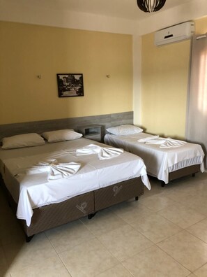 Frigobar, escrivaninha, roupa de cama, acesso para cadeiras de rodas