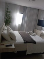Deluxe Suite | Minibar, bed sheets, wheelchair access