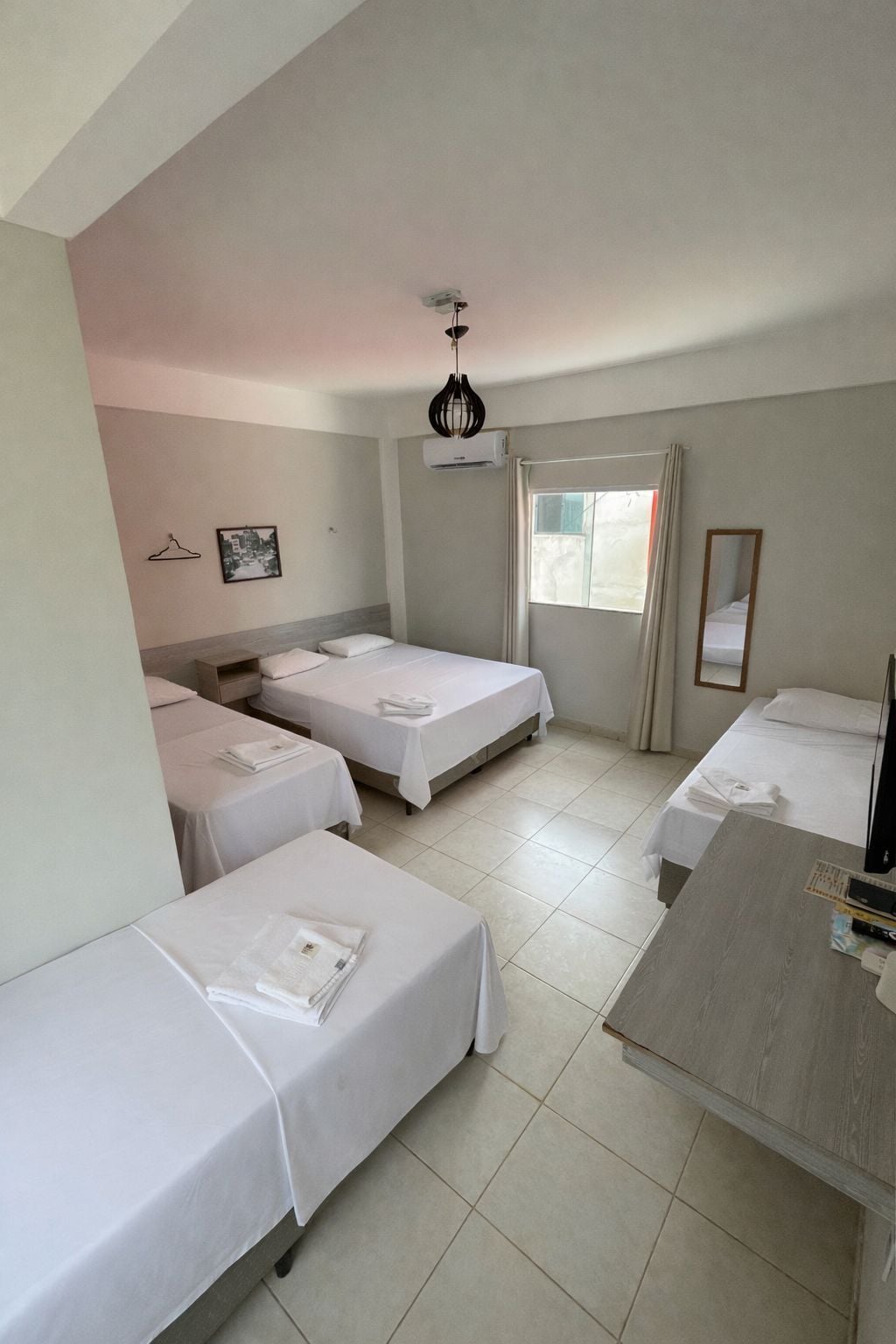 Habitación cuádruple básica | Minibar, ropa de cama, accesible en silla de ruedas