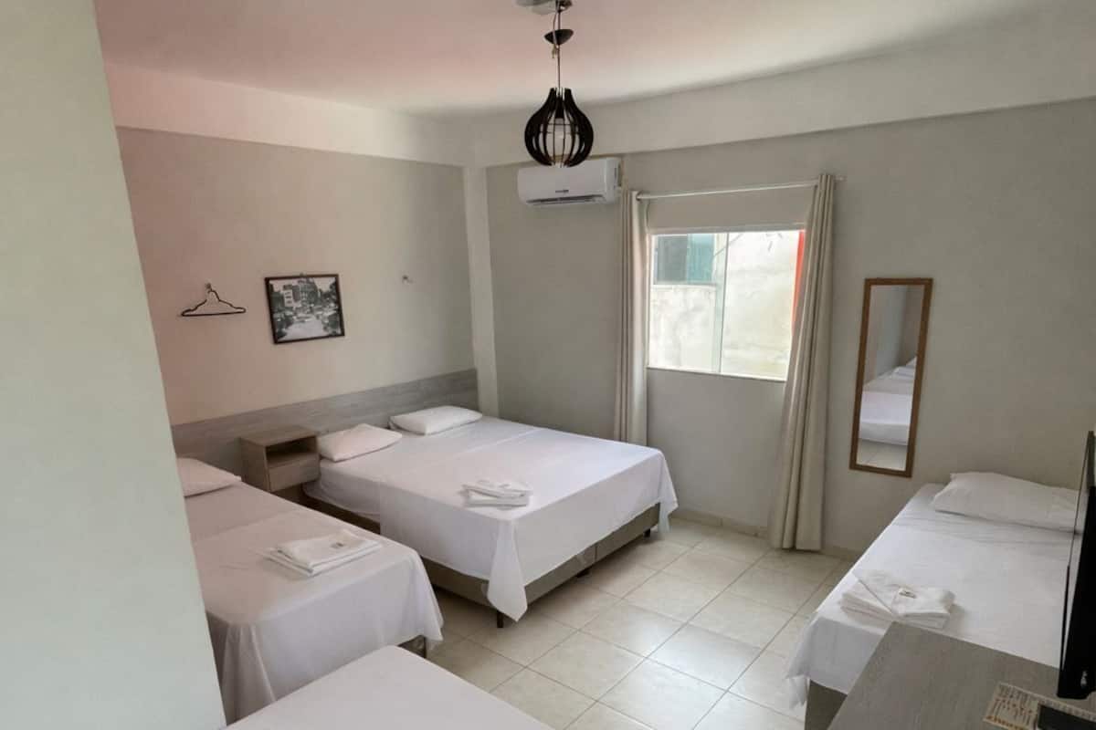 Habitación cuádruple básica | Minibar, ropa de cama, accesible en silla de ruedas