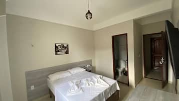 Frigobar, escrivaninha, roupa de cama, acesso para cadeiras de rodas