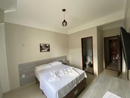 Frigobar, roupa de cama, acesso para cadeiras de rodas