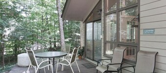 Walkable 3 Bedroom Home w/ Hot Tub & Games - SW