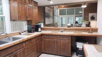 KĂŒhlschrank, Mikrowelle, Ofen, Herdplatte