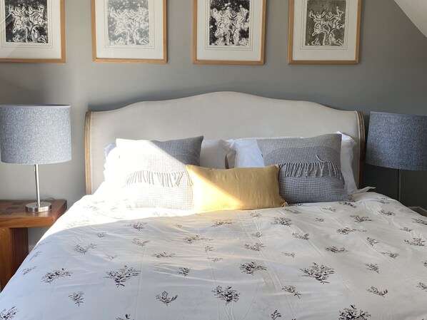 2 bedrooms, iron/ironing board, travel cot, free WiFi