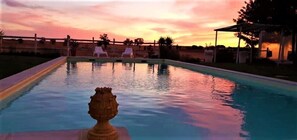 Piscina externa, guarda-sóis, espreguiçadeiras