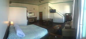 1 bedroom, in-room safe, iron/ironing board, WiFi - Blu-Buck Mercantile Hotel Apt. A (Water Valley)