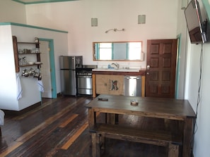 Fridge, oven, stovetop, dishwasher