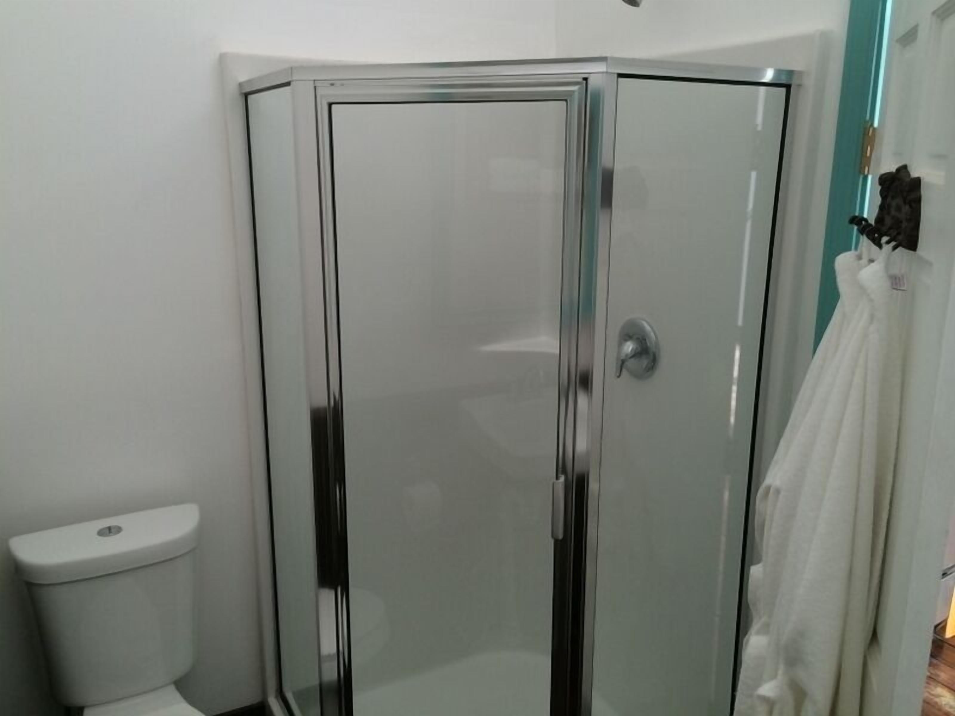 Secadora de cabello, toallas, jabón, shampoo 